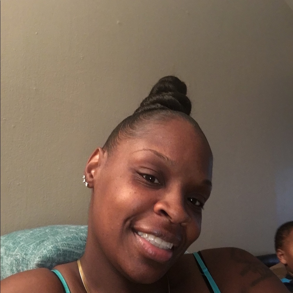 Meet your Posher, Deronica